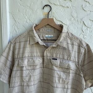 Columbia Shirt Mens Medium Beige Stripe Seersucker Omni Shade Button Up Vented
